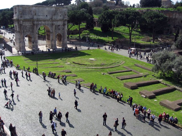 Arco di Constantino-7.JPG - Photo taken from the Colosseum.